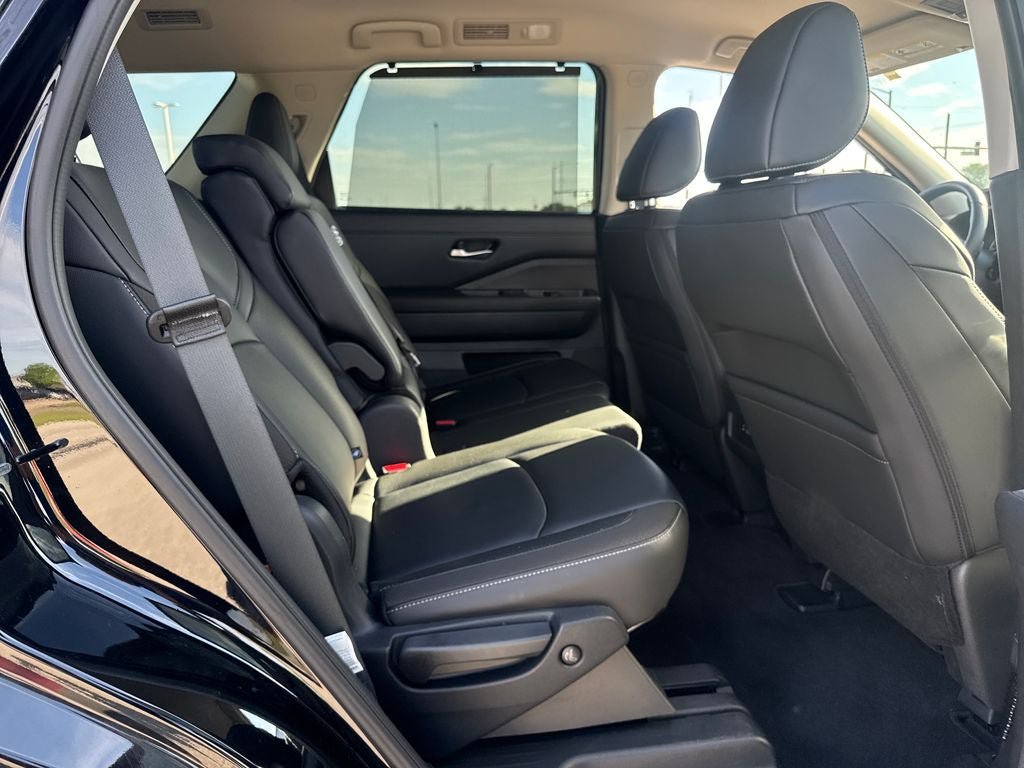 Used 2025 Nissan Pathfinder SL FWD image 12