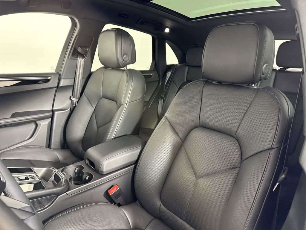 Certified 2025 Porsche Macan image 5