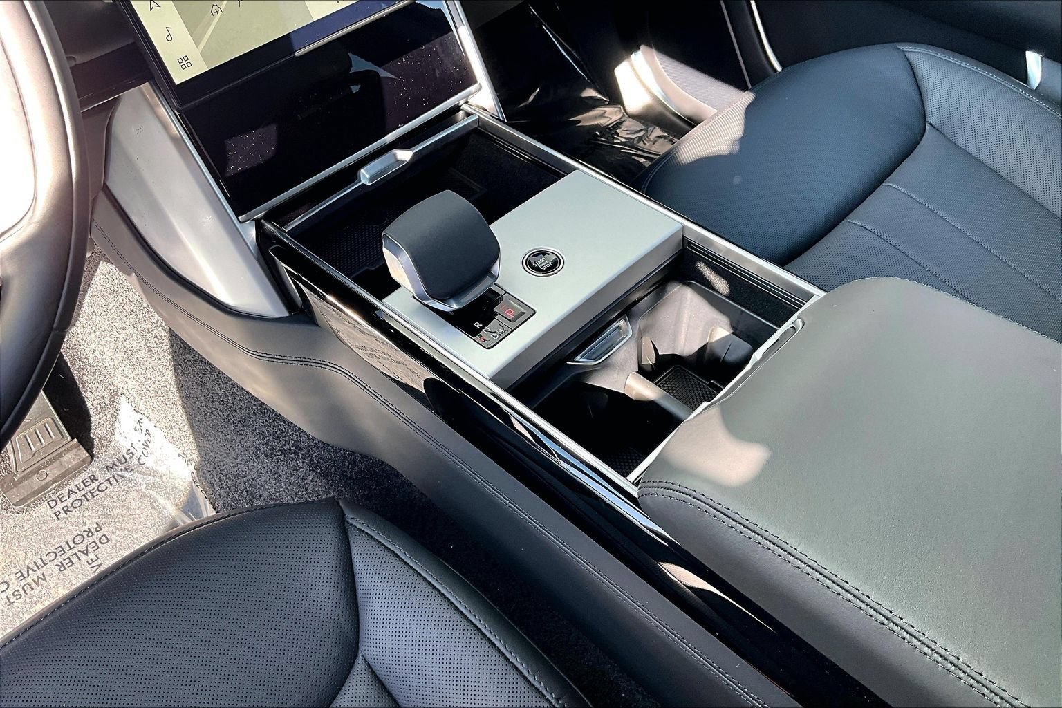 New 2026 Land Rover Range Rover Long Wheelbase SE AWD/4WD image 8