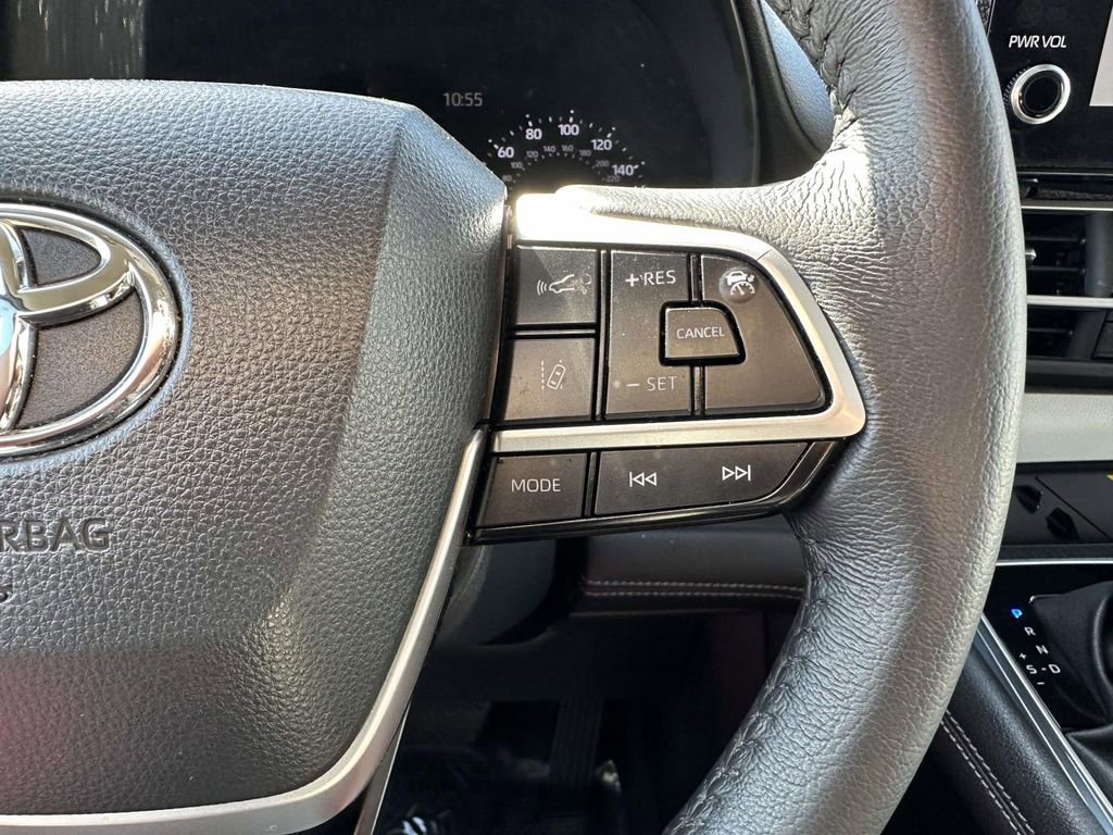 Used 2025 Toyota Sienna XLE image 17