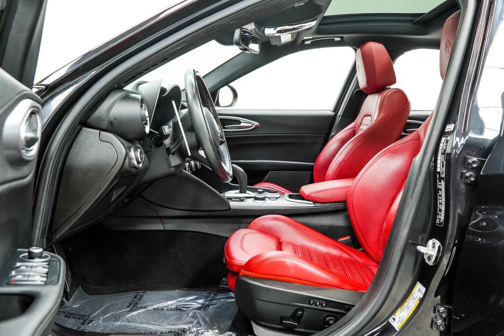 Used 2023 Alfa Romeo Giulia Veloce RWD image 16