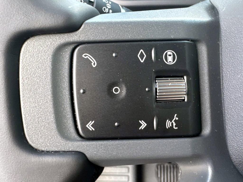 New 2025 Land Rover Defender 130 X-Dynamic SE image 28