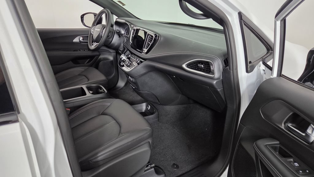 New 2025 Chrysler Pacifica Select w/ Fav Edition Package FWD image 38