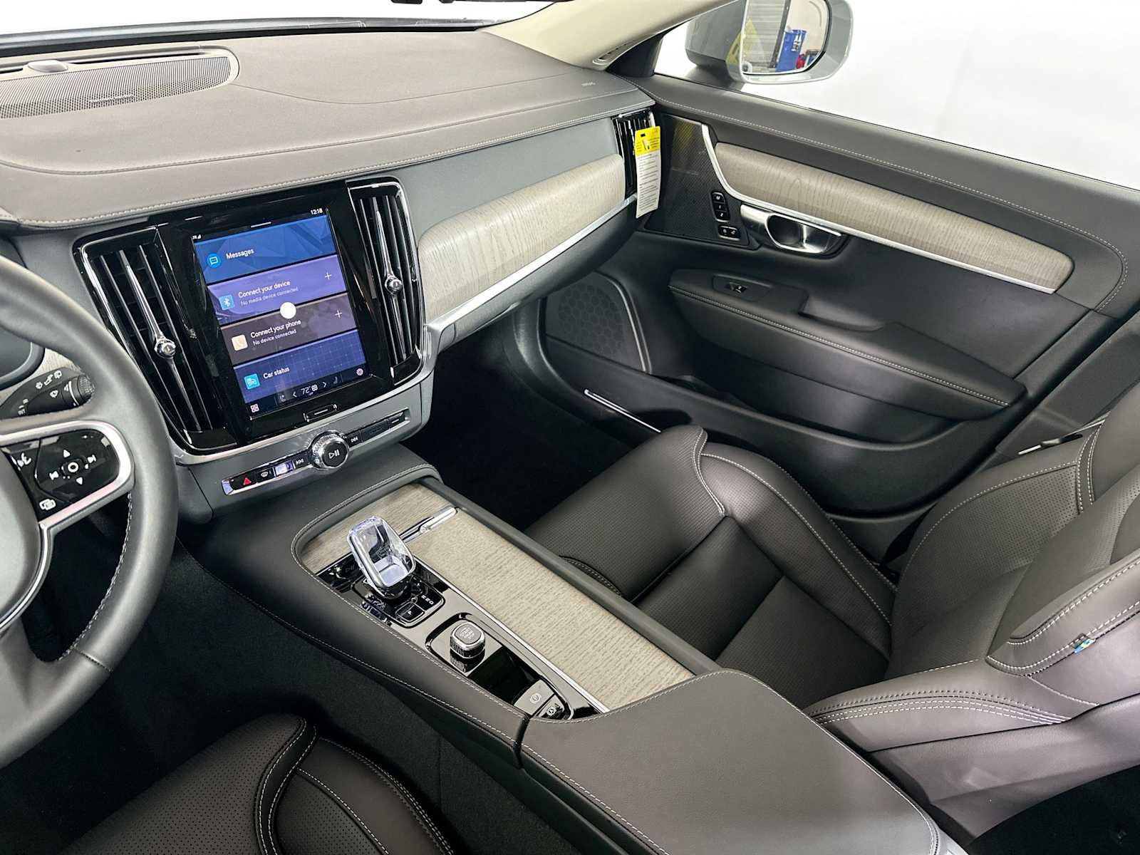 Used 2025 Volvo V90 B6 Cross Country Ultra w/ Climate Package image 21