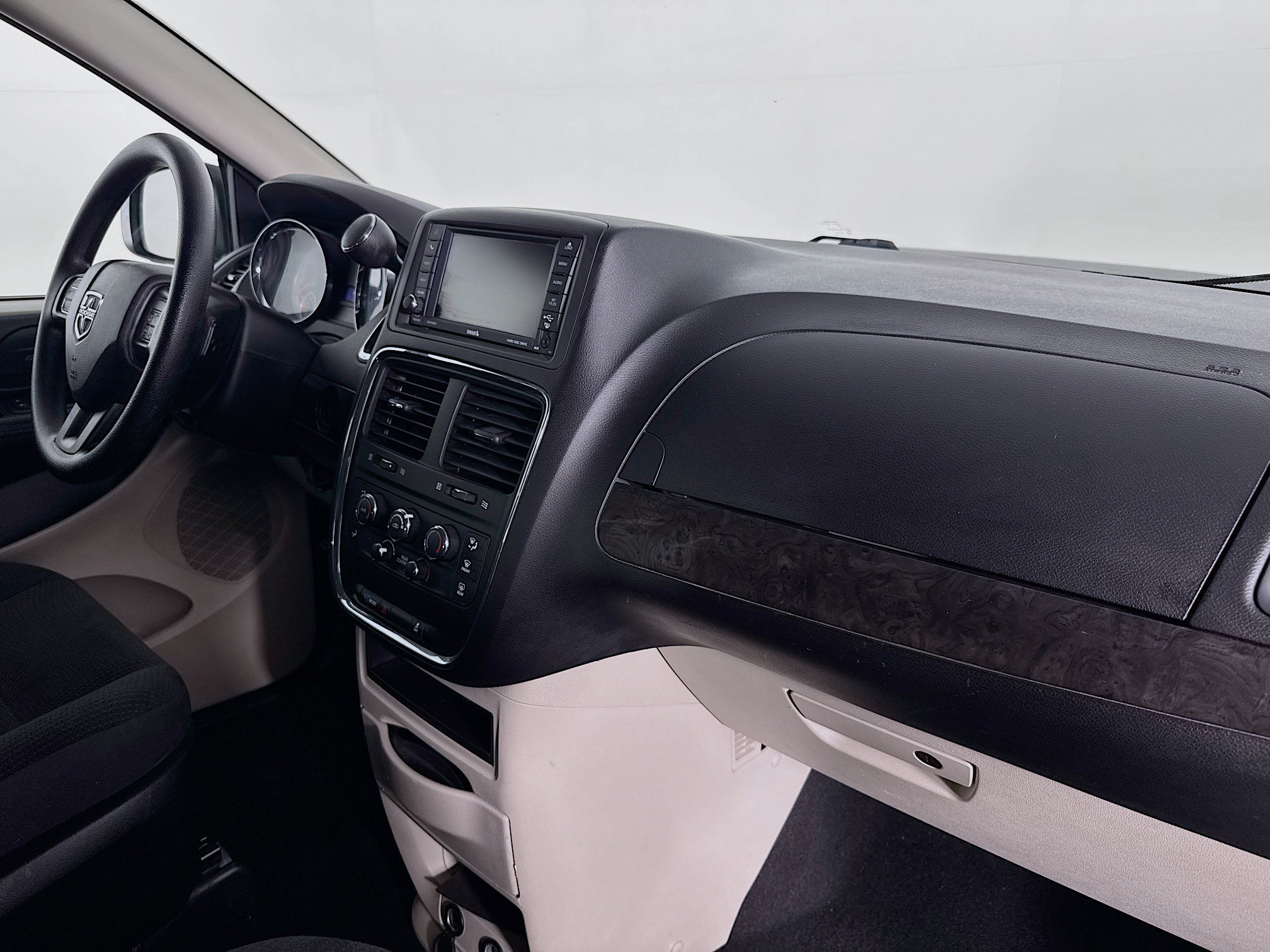 Used 2018 Dodge Grand Caravan SE w/ UConnect Hands-Free Group FWD image 26