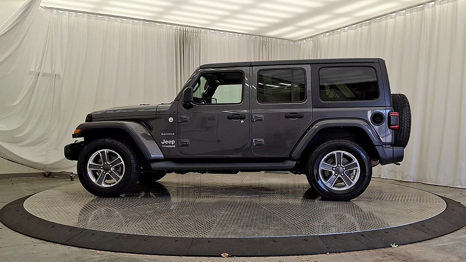 Used 2018 Jeep Wrangler Unlimited Sahara w/ Cold Weather Group AWD/4WD image 2