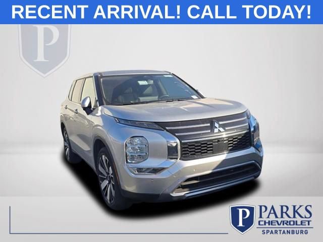 Used 2025 Mitsubishi Outlander SE FWD image 1