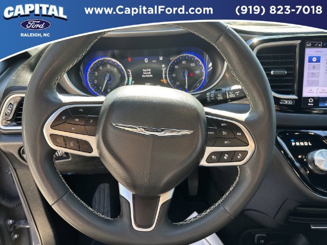 Used 2025 Chrysler Pacifica Select FWD image 24