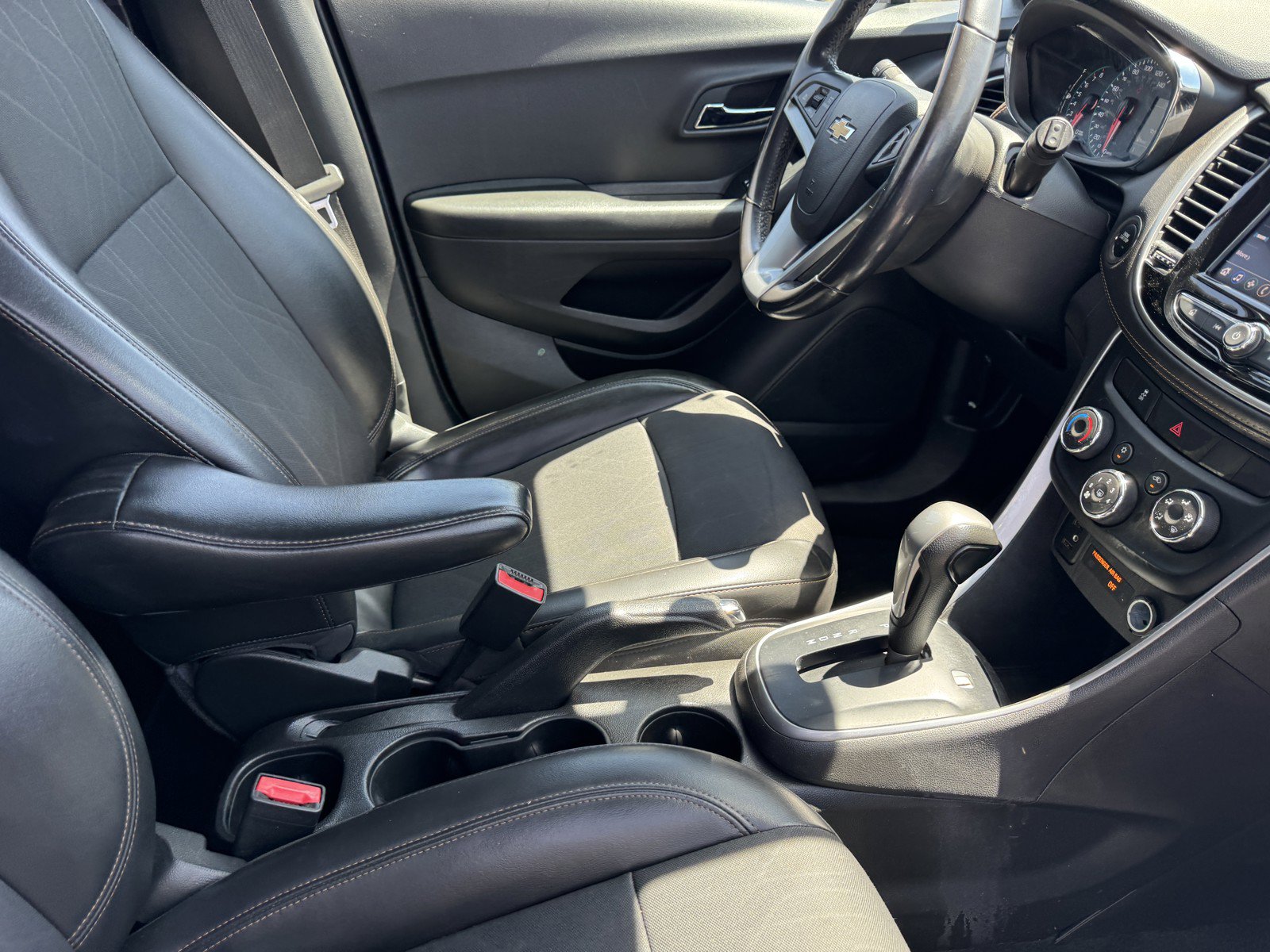 Used 2022 Chevrolet Trax LT w/ LT Convenience Package AWD/4WD image 8