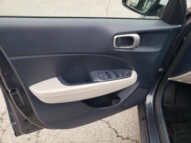 Used 2022 Hyundai Venue Limited image 12