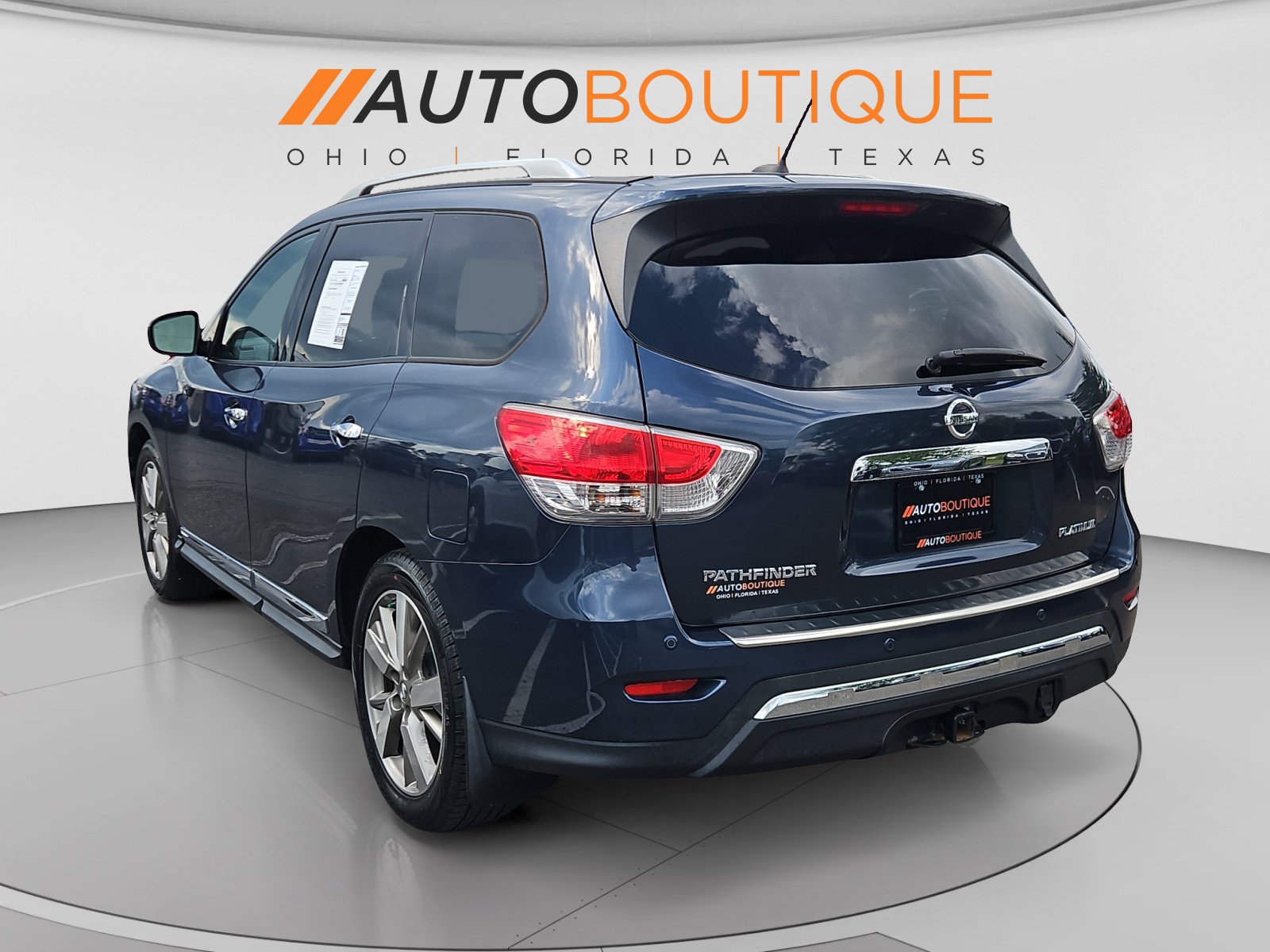 Used 2016 Nissan Pathfinder Platinum FWD image 3