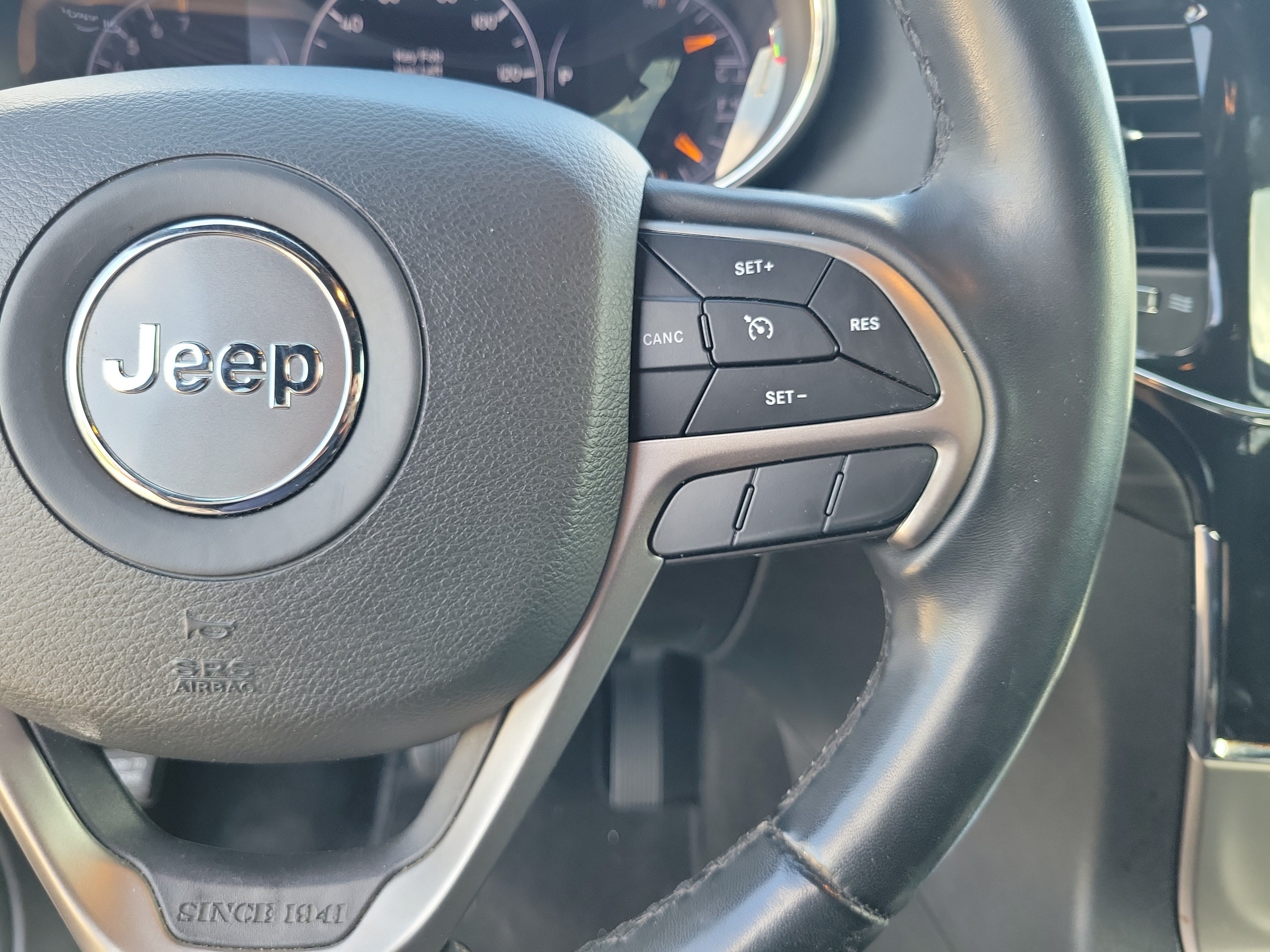 Used 2022 Jeep Grand Cherokee Laredo E AWD/4WD image 30