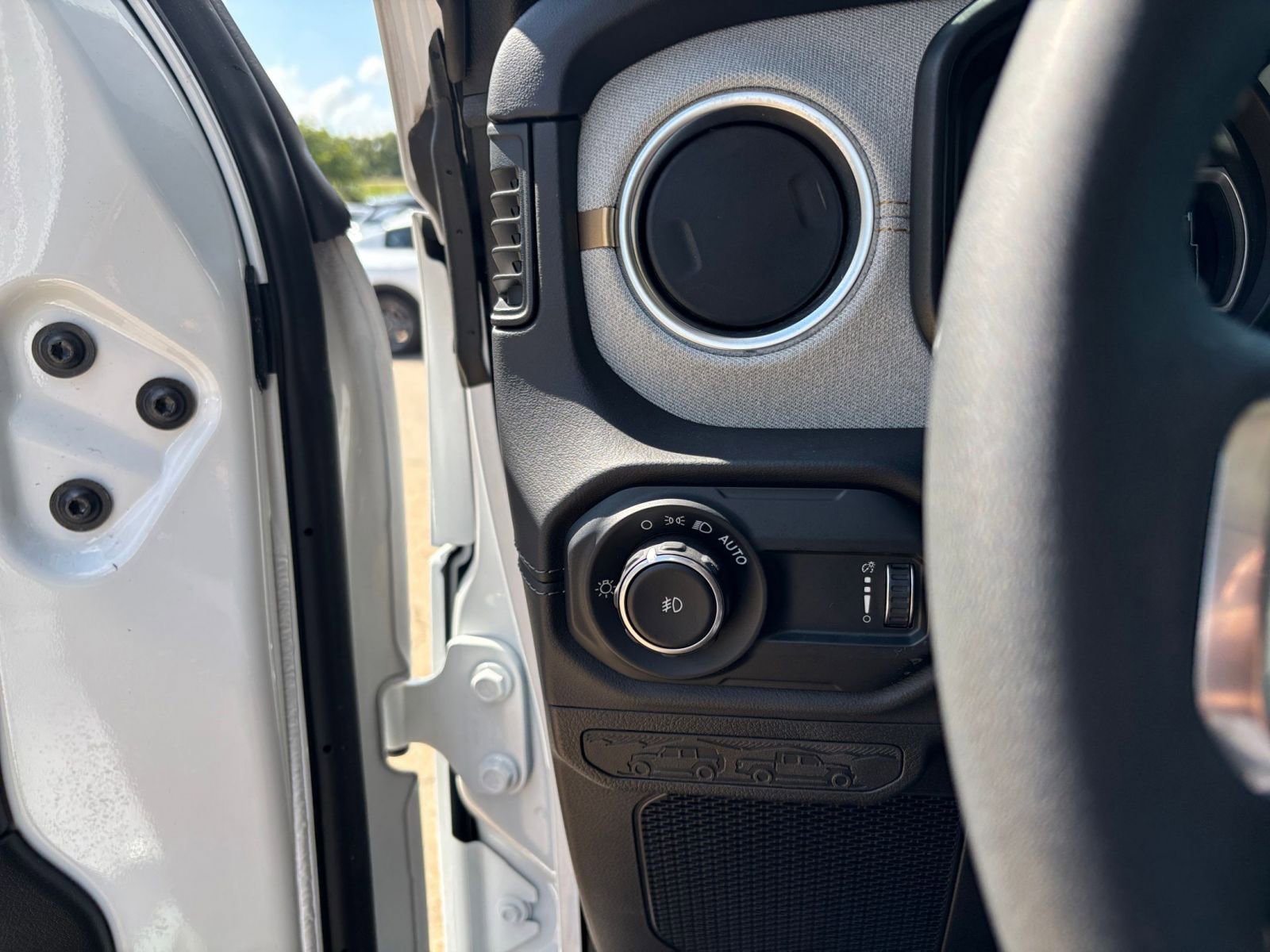 Used 2025 Jeep Wrangler Sahara image 32