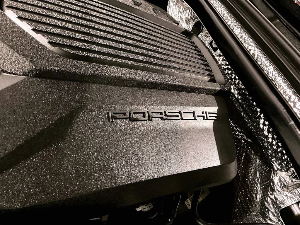 Certified 2023 Porsche Macan AWD/4WD image 34