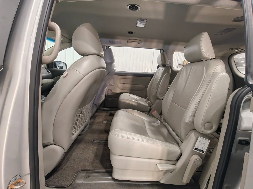 Used 2018 Kia Sedona L FWD image 28