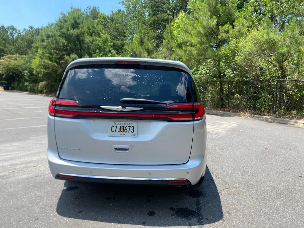 Used 2024 Chrysler Pacifica Touring-L FWD image 4