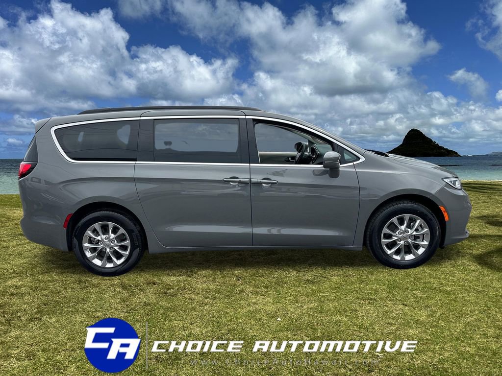 Used 2022 Chrysler Pacifica Touring-L image 9