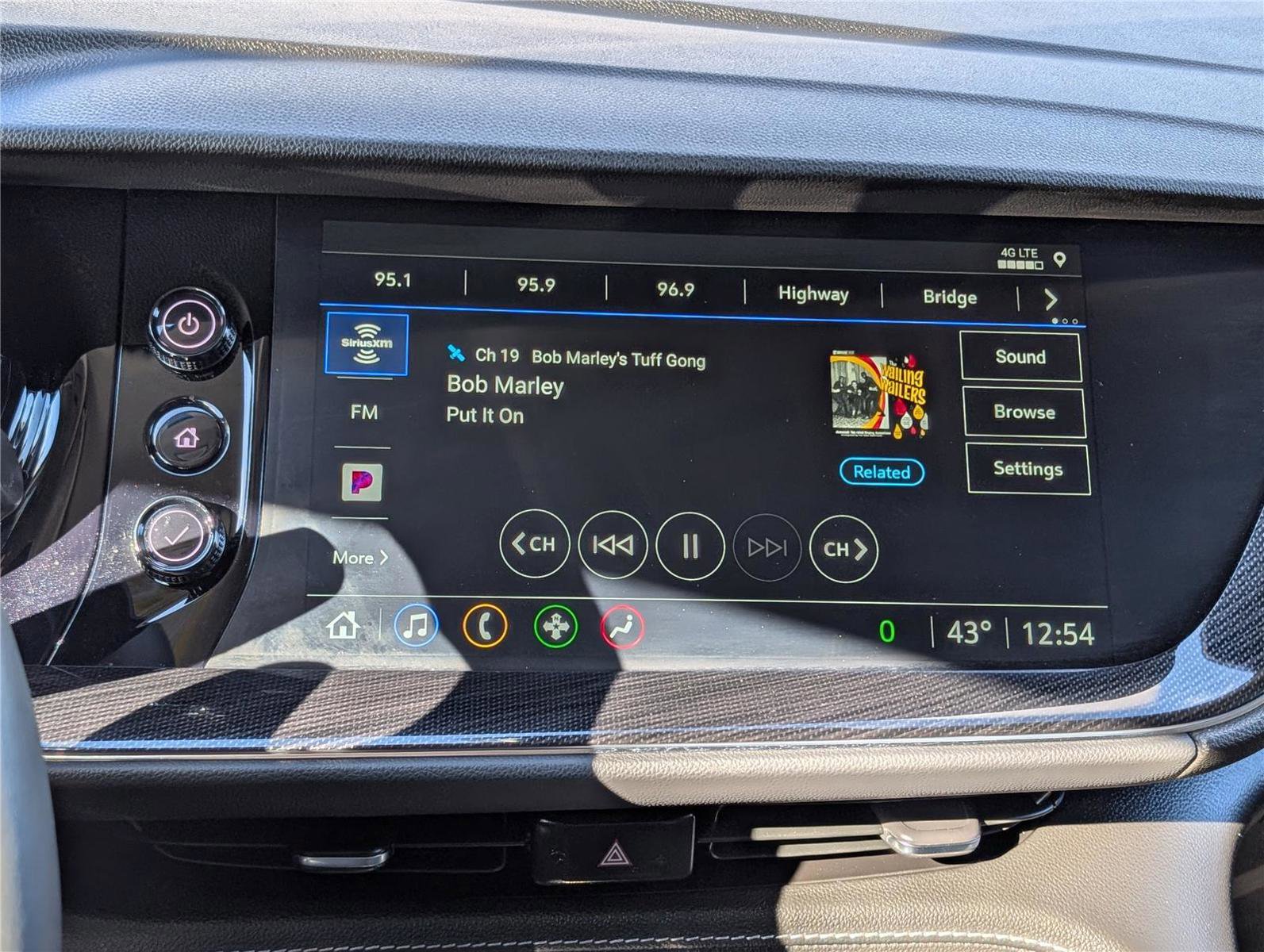 Used 2023 Buick Envision Essence image 28