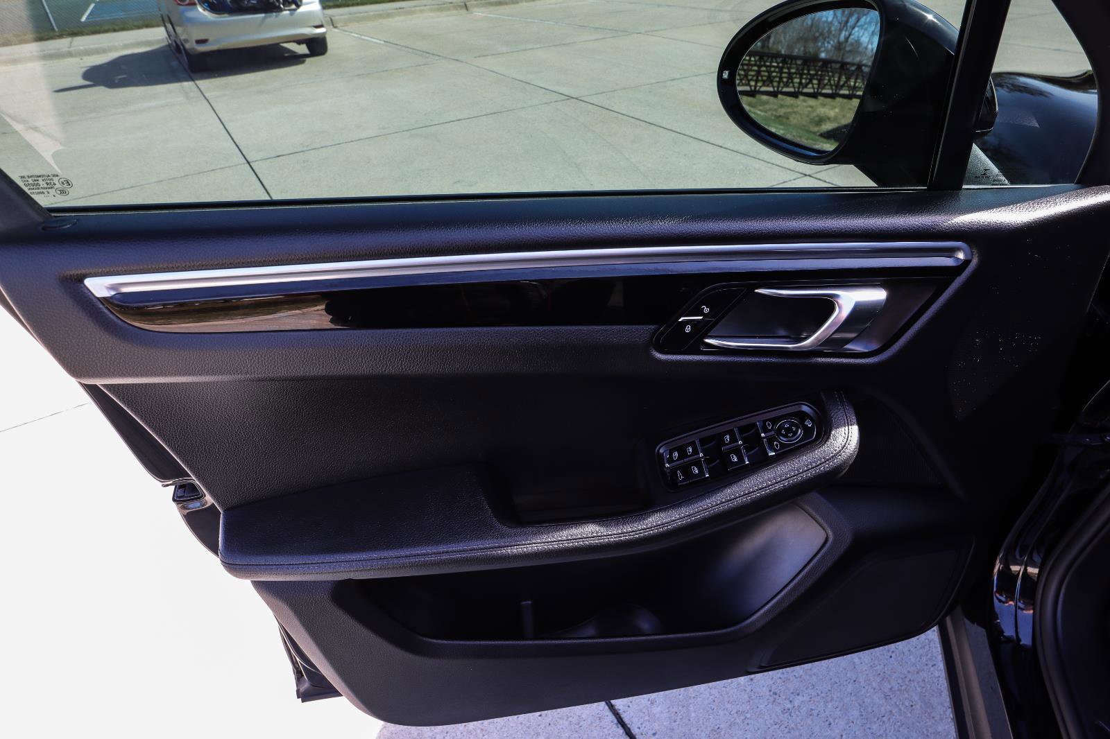 Used 2017 Porsche Macan image 36