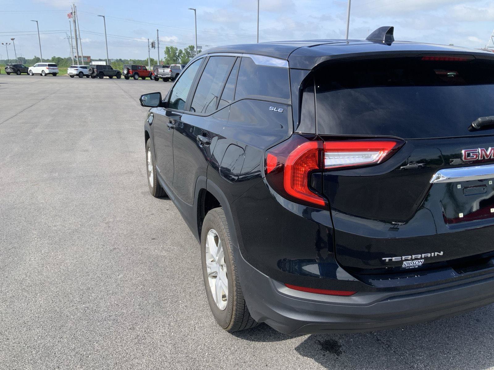 Used 2023 GMC Terrain SLE AWD/4WD image 16