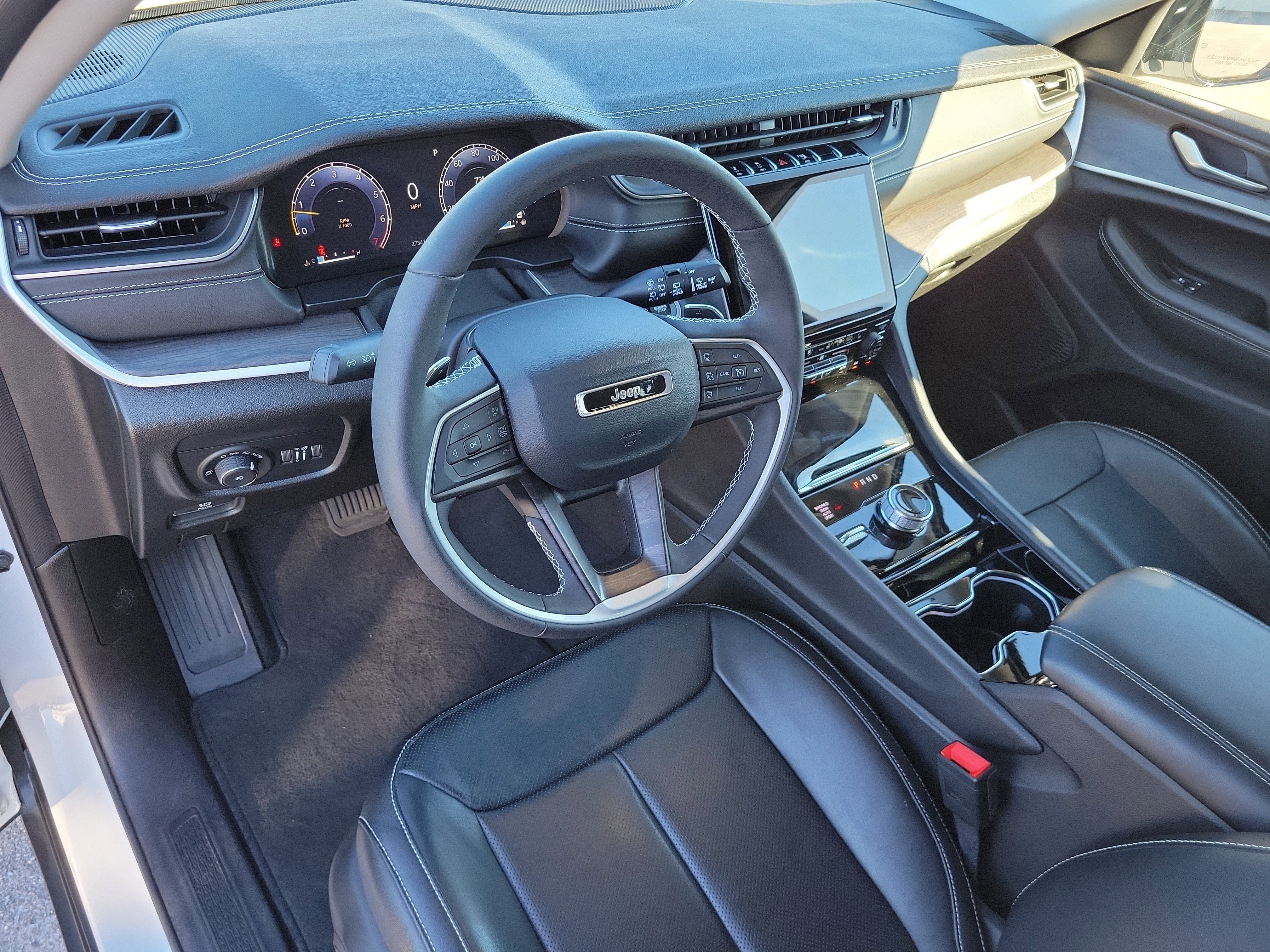 Used 2023 Jeep Grand Cherokee Limited w/ Luxury Tech Group II image 13