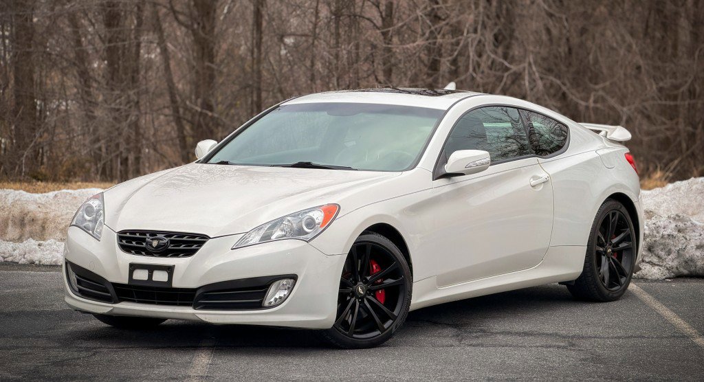 Used 2011 Hyundai Genesis 3.8 image 2