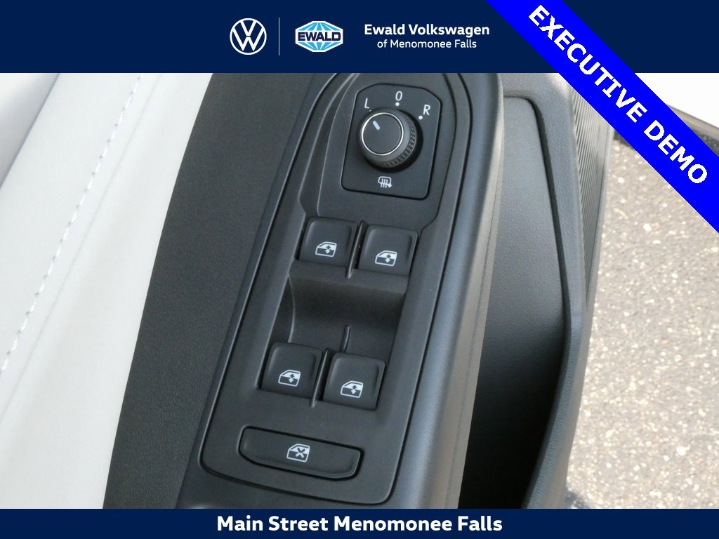 Used 2025 Volkswagen Taos SE image 26