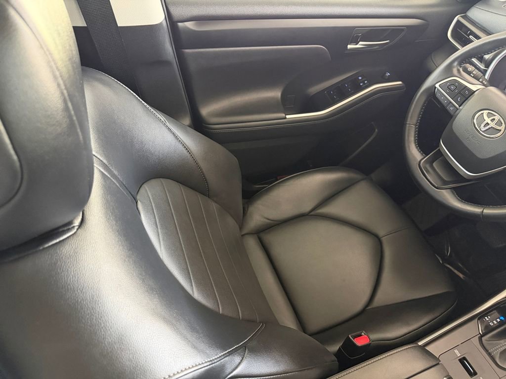 Used 2022 Toyota Highlander XLE FWD image 37