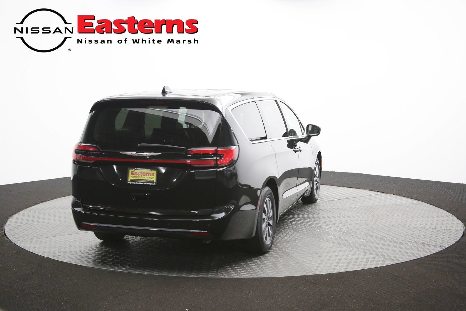 Used 2023 Chrysler Pacifica Touring-L FWD image 41