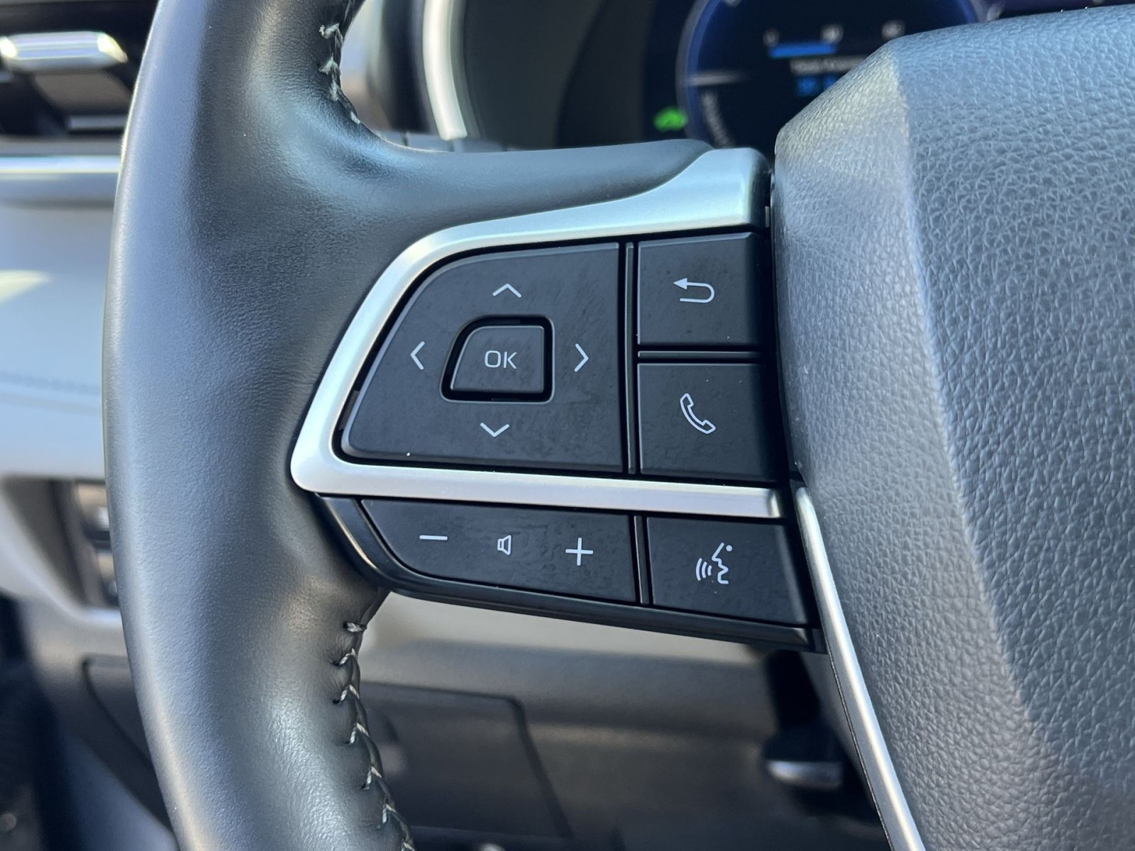 Used 2023 Toyota Highlander Limited AWD/4WD image 39
