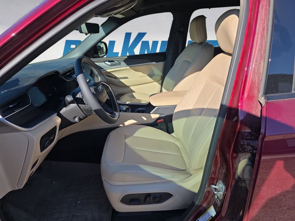 Used 2025 Jeep Grand Cherokee L Limited w/ Luxury Tech Group II image 9