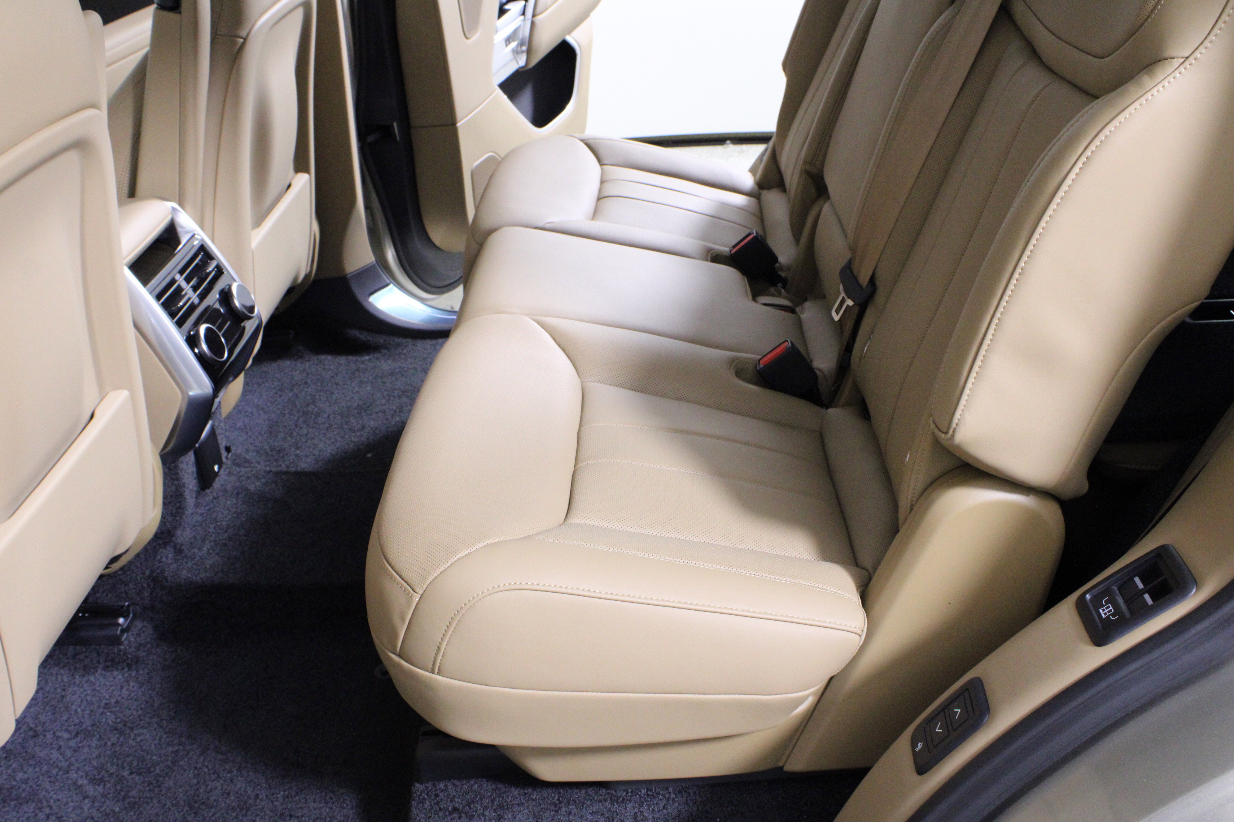 New 2026 Land Rover Range Rover Long Wheelbase SE image 10