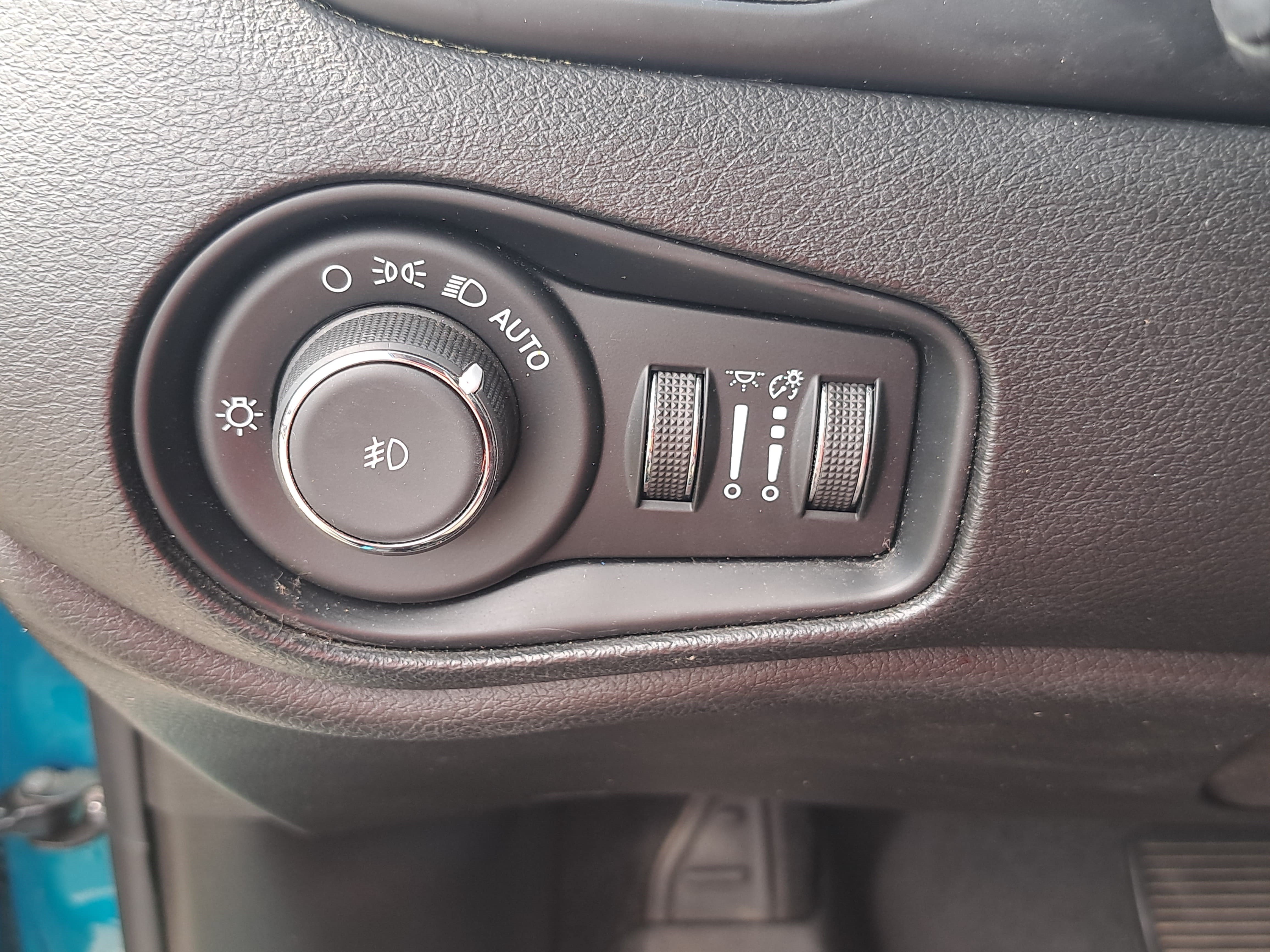 Used 2020 Jeep Renegade Latitude FWD image 23