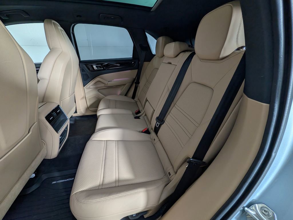Certified 2023 Porsche Cayenne Platinum Edition image 24