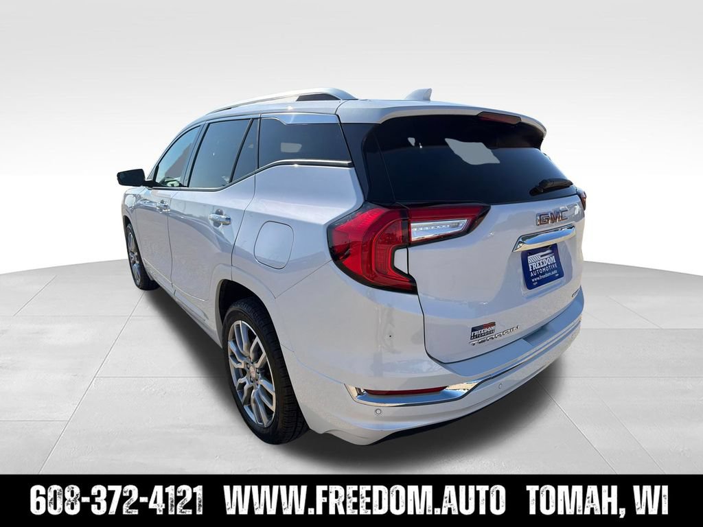 Used 2024 GMC Terrain Denali w/ Denali Premium Package AWD/4WD image 3