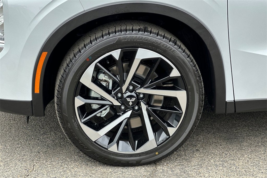 New 2025 Mitsubishi Outlander SE image 26