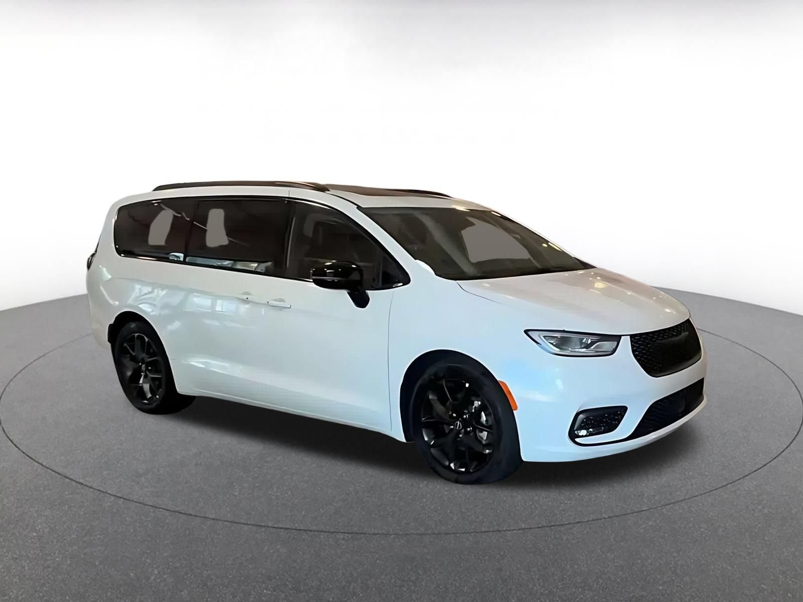 Used 2025 Chrysler Pacifica Limited FWD image 2