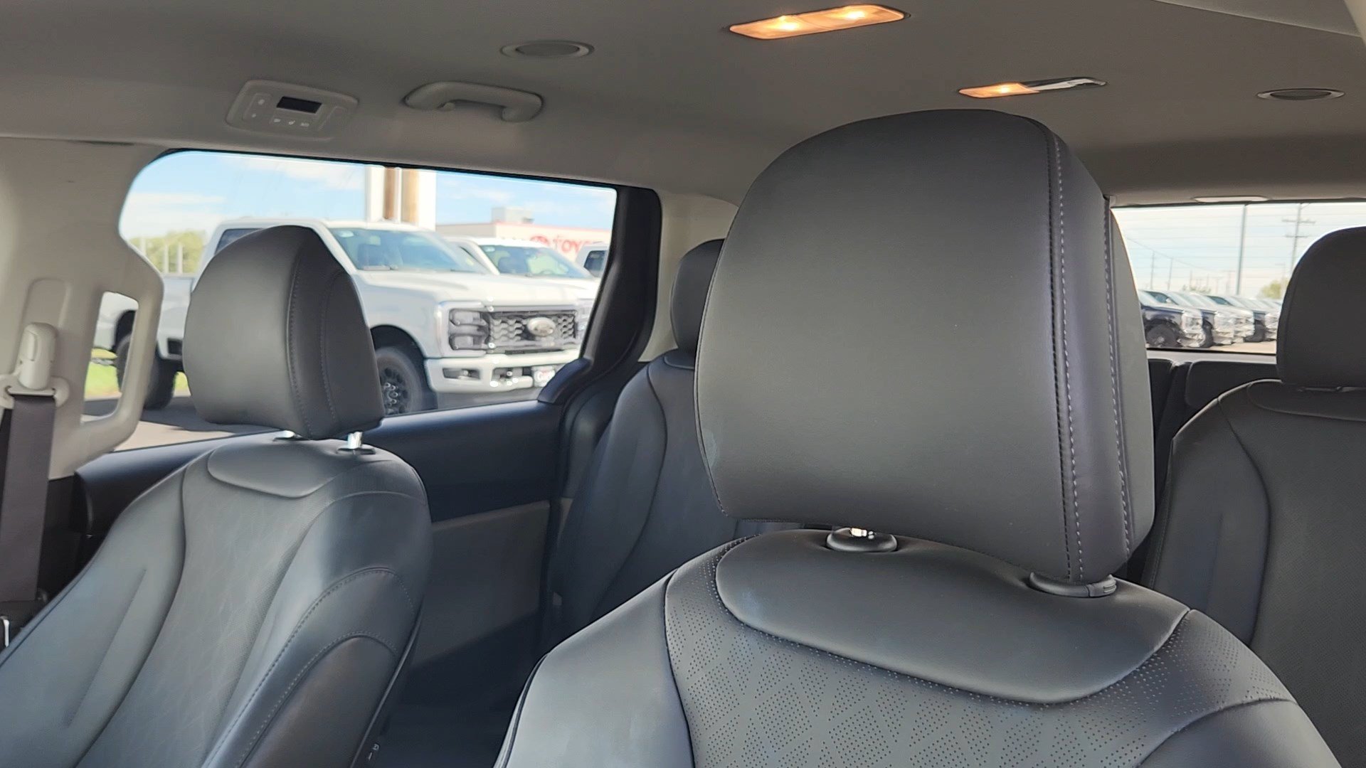 Used 2026 Kia Carnival LXS FWD image 10