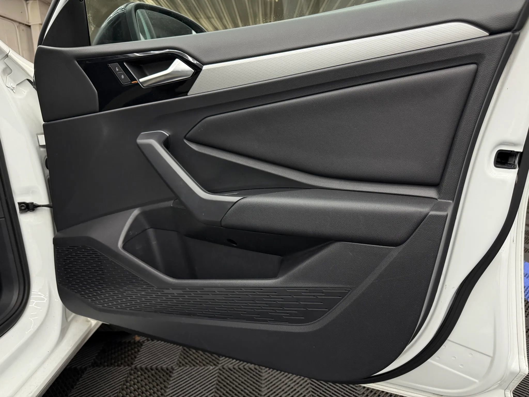 Used 2019 Volkswagen Jetta R-Line w/ R-Line Cold Weather Package image 5