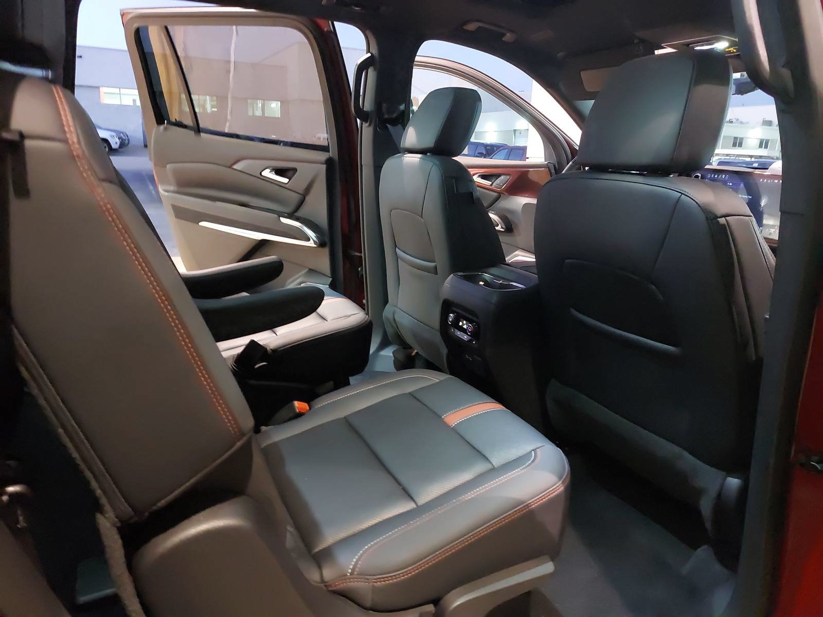Used 2025 Chevrolet Traverse RS FWD image 11