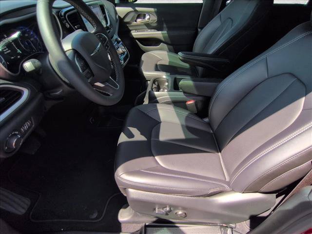Used 2026 Chrysler Voyager LX FWD image 15