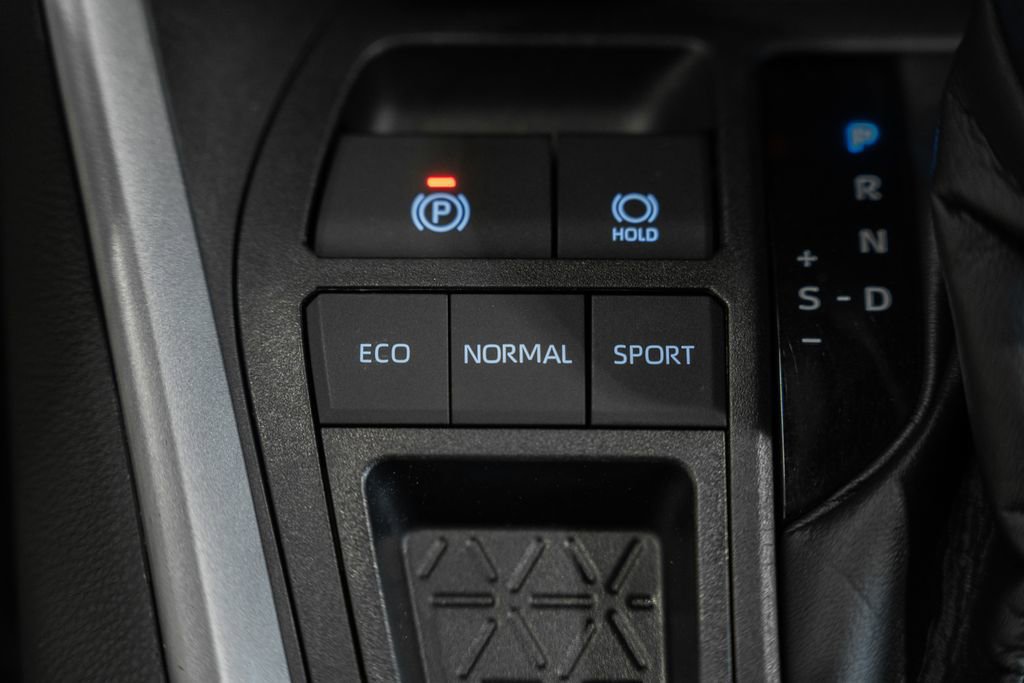 Used 2021 Toyota RAV4 XLE w/ Convenience Package FWD image 23
