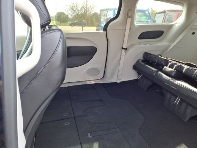 Used 2024 Chrysler Pacifica Touring-L FWD image 25