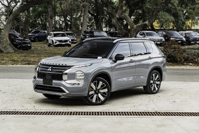 Used 2025 Mitsubishi Outlander SEL image 1