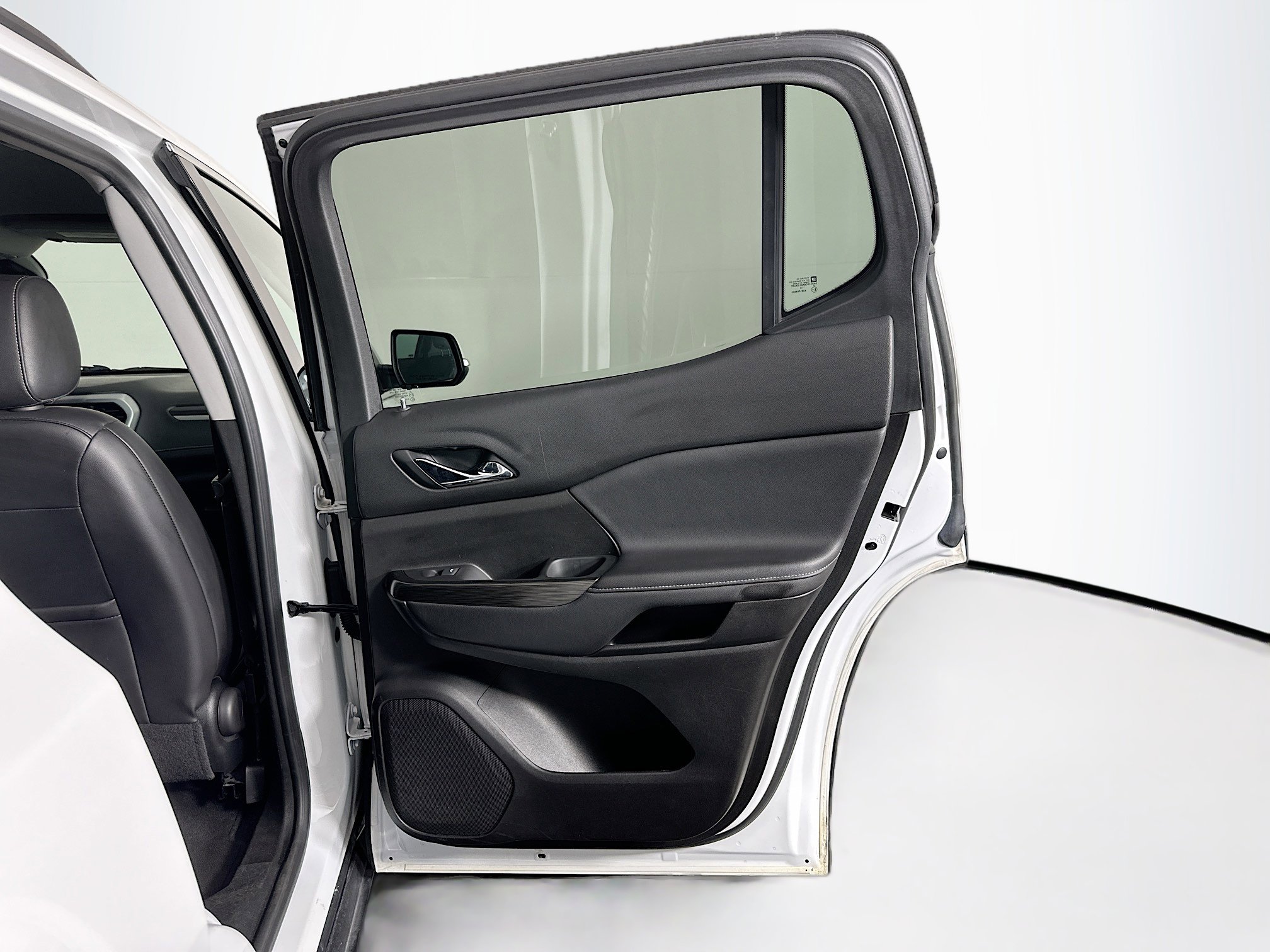 Used 2023 GMC Acadia SLT image 33