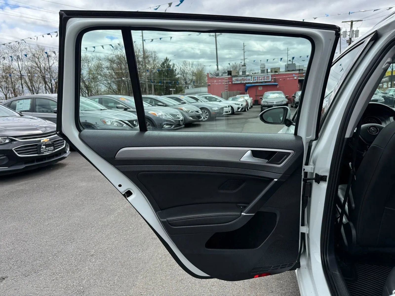 Used 2015 Volkswagen Golf S image 39