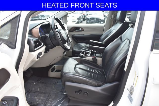 Used 2017 Chrysler Pacifica Touring-L w/ Tire & Wheel Group FWD image 4