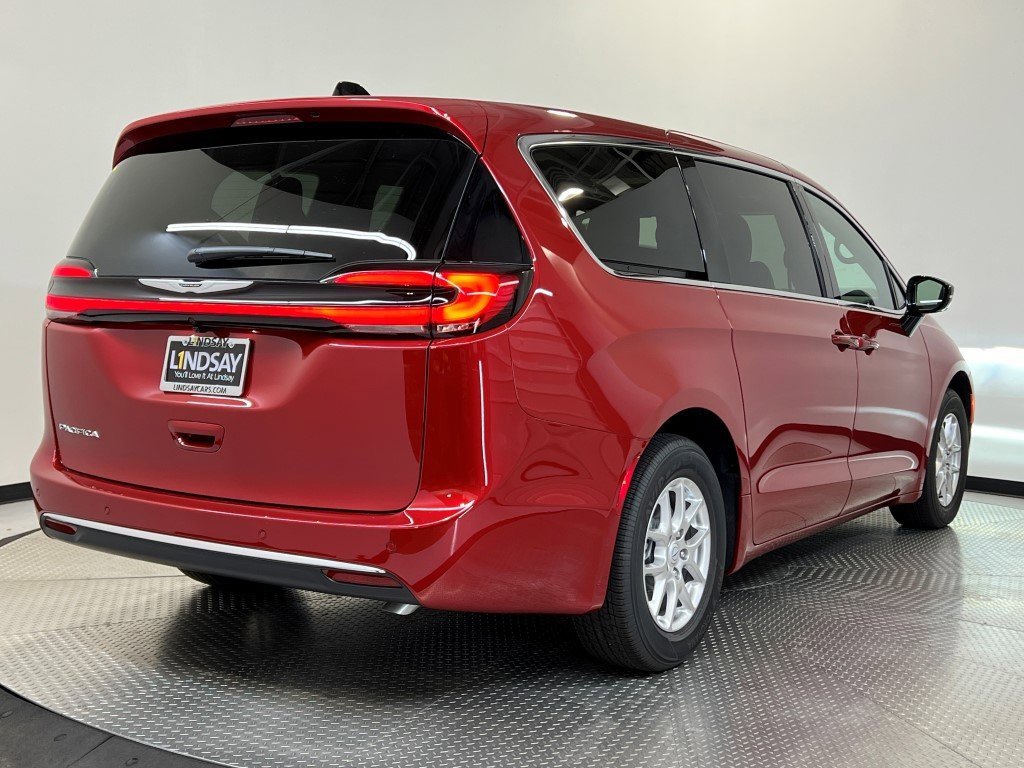 New 2026 Chrysler Pacifica Select image 3
