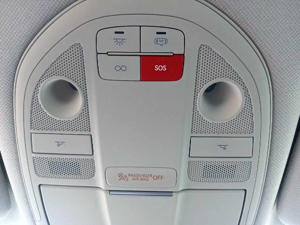 Used 2025 Genesis G70 2.5T image 26