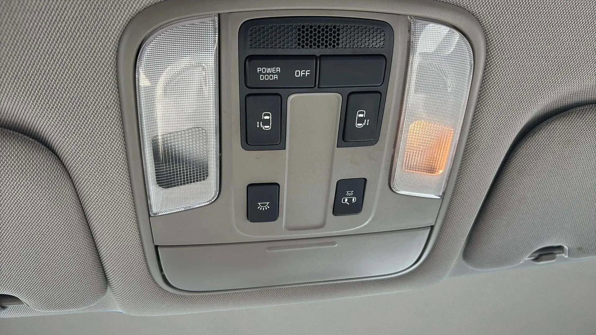 Used 2017 Kia Sedona LX image 39